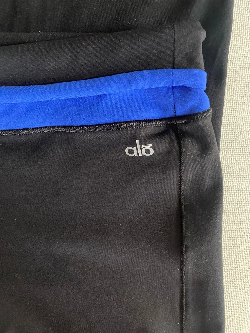 ALO Cool Fit Yoga Black Crop Leggings with Blue Fold over Waistband Size M